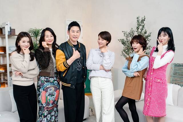배우 장서희 명세빈, 방송인 신동엽, 배우 황정음 예지원 이수경(왼쪽부터)이 SBS Plus·E채널 예능 프로그램 솔로라서에 출연해 이목을 사로잡고 있다. /SBS Plus, E채널