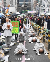  오체투지로 헌재 향하는 스님들 [포토]