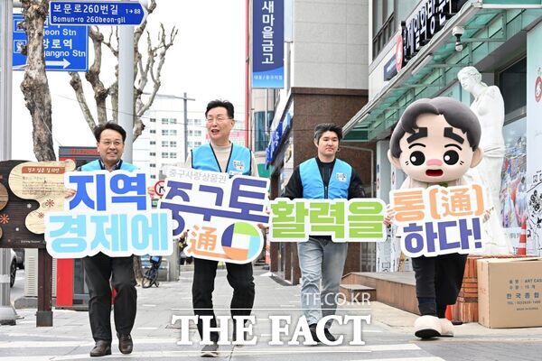 대전 중구는 3일 중구사랑상품권 ‘중구통(通)’ 통장홍보단 발대식을 개최하고 가맹점 모집에 나섰다. 사진은 지난 2일 김제선 구청장이 중구청 인근 ‘종로할머니칼국수’, ‘제일화방’을 방문 ‘중구통(通)’ 1, 2호 가맹점을 직접 유치했다./대전 중구