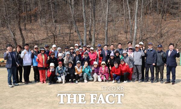 충남 계룡시가 2일 2개 클럽 40여 명 선수들이 참가해 실력을 겨루는 계룡시장배 그라운드골프대회를 열었다. /계룡시