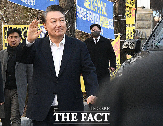 법원의 구속취소 청구 인용으로 석방된 윤석열 대통령이 3월 8일 오후 5시 40분쯤 경기도 의왕시 서울구치소를 빠져나오며 지지자들에게 인사하고 있다. /의왕=서예원 기자