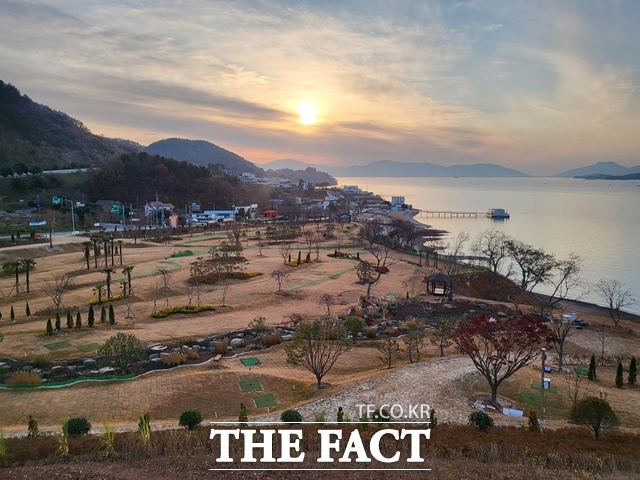 전국 9대 일몰 중 하나인 실안노을과 바다를 조망할 수 있는 사천 모충 파크골프장. /사천시