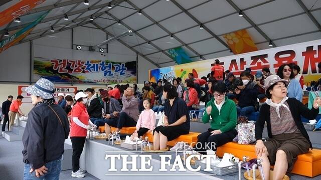 지난해 열린 금산세계인삼축제에서 방문객들이 홍삼족욕을 즐기고 있다. /금산군