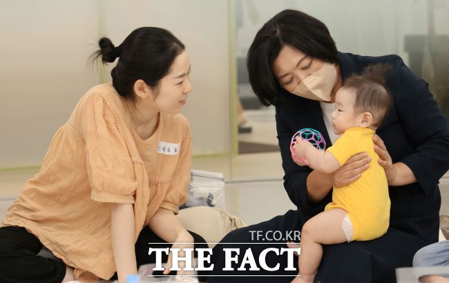 과천시가 가임 여성에 난자동결 시술비를 지원한다. 사진은 지난해 열린 아기 오감발달교실에서 신계용 시장이 아가를 안고 있는 모습 /과천시