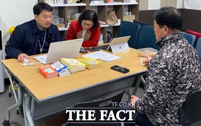 소상공인시장진흥공단 대구북부센터가 지난해 군위전통시장에서 찾아가는 정책상담소를 운영했다. 대구북부센터 직원이 군위지역 상공인을 대상으로 정부 지원 사업 등에 대해 설명하고 있다. /군위군