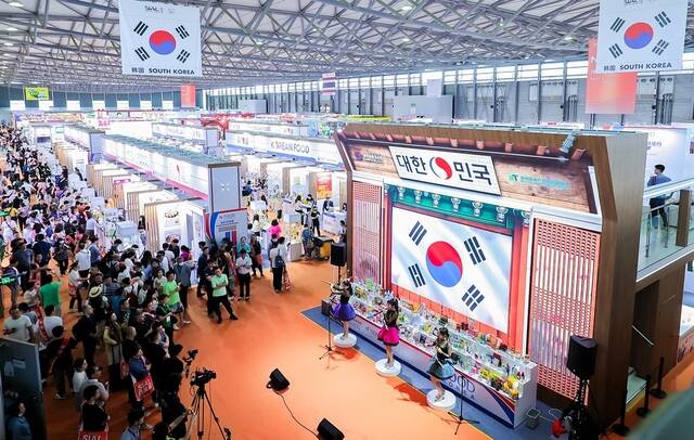 농림축산식품부와 한국농수산식품유통공사(이하 aT)는 오는 14일까지 2025년 하반기 국제식품박람회 지원사업 참가기업을 모집한다. 사진은 지난해 박람회 모습. /aT