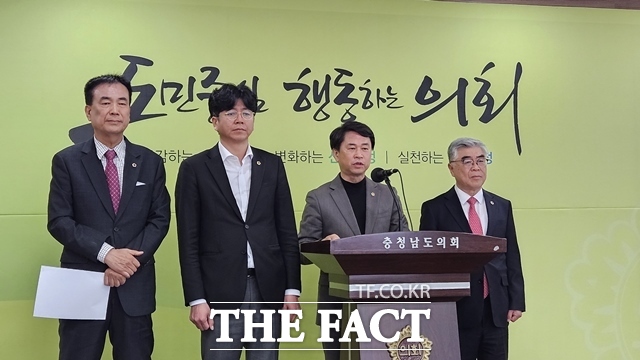 충남도의회 이상근 교육위원장(오른쪽 두 번째)이 3일 도의회 브리핑룸에서 기자회견을 열고 충남도교육청은 대통령 탄핵심판 선고 시청 권고 공문을 취소하라고 촉구하고 있다. /이정석 기자