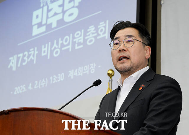 박찬대 더불어민주당 원내대표는 헌법재판소의 윤석열 대통령 탄핵심판 선고를 하루 앞둔 3일 