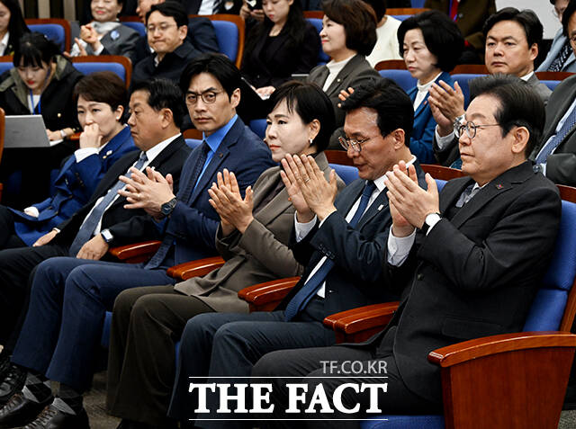 박수치는 이재명 대표(오른쪽).