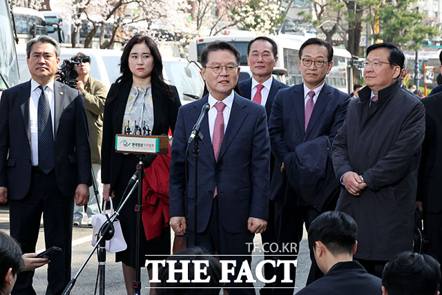 윤석열 대통령의 법률대리인인 윤갑근 변호사가 윤석열 대통령의 탄핵심판 선고기일인 4일 오전 서울 종로구 헌법재판소 대심판정으로 향하며 입장을 밝히고 있다. /사진공동취재단