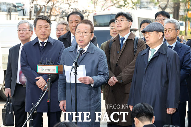 국회 탄핵소추단의 법률대리인단 공동 대표 김이수 전 헌법재판관이 4일 오전 서울 헌법재판소에서 열린 윤석열 대통령 탄핵 사건에 대한 선고기일 출석에 앞서 입장을 발표하고 있다.