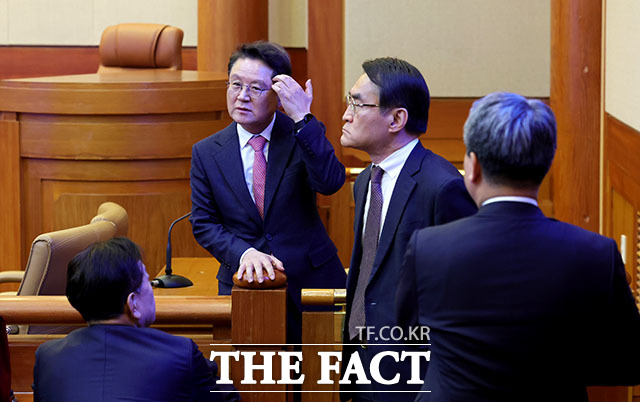 윤석열 대통령 탄핵심판 결정이 선고된 후 윤갑근 변호사 등 윤 대통령 변호인단이 대화하고 있다.