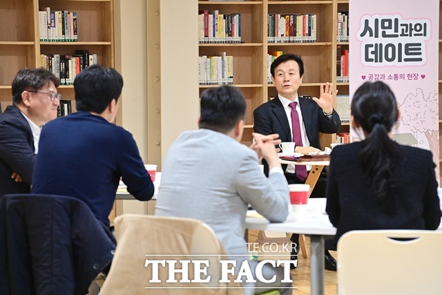 조규일 진주시장이 진주 K-기업가정신센터에서 서부경남 제조업 발전 포럼 회원들과 4월 시민과의 데이트를 하고 있다. /진주시