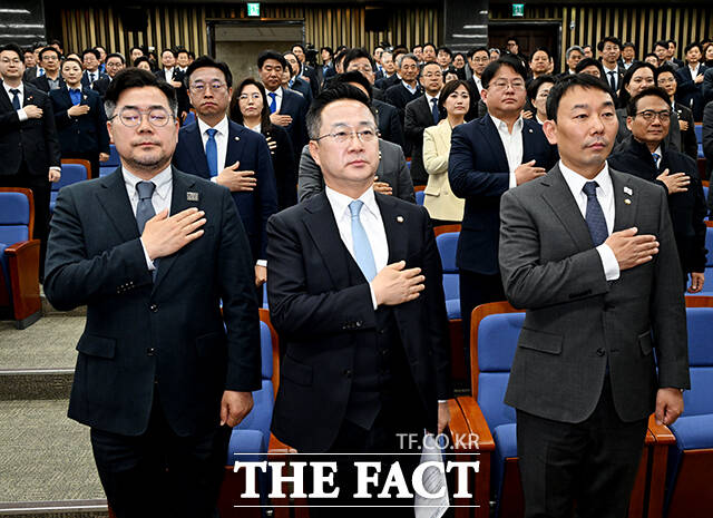 국기에 대한 경례하는 박찬대 원내대표(왼쪽).