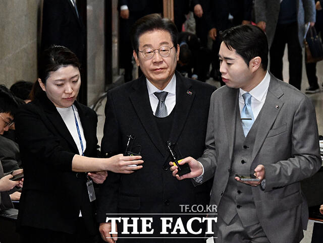 이재명 더불어민주당 대표가 4일 오전 서울 여의도 국회에서 비공개 최고위원회의에 참석하기 위해 이동을 하고 있다. /국회=배정한 기자