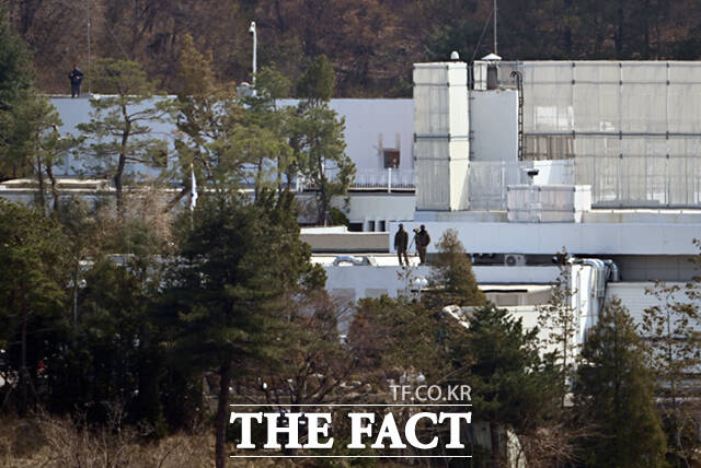 헌법재판소 재판관 전원 만장일치로 윤석열 대통령이 파면된 4일 서울 용산구 한남동 윤 전 대통령의 관저가 삼엄한 모습을 보이고 있다. /이새롬 기자