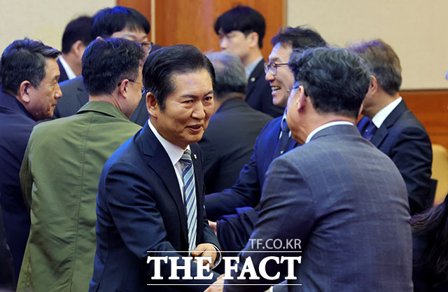 선고를 마치고 정청래 국회 법사위원장이 동료 의원들과 악수하고 있다.