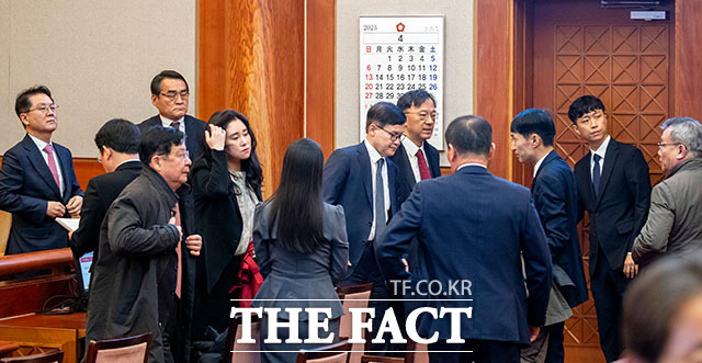 윤석열 대통령 변호인단이 윤석열 대통령 탄핵심판 인용 결정이 선고 된뒤 법정을 나가고 있다.