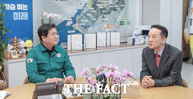 임병택 시장(사진 왼쪽)과 변철환 재외동포청 차장이 재외동포 정착 지원 방안을 논의하고 있다./시흥시