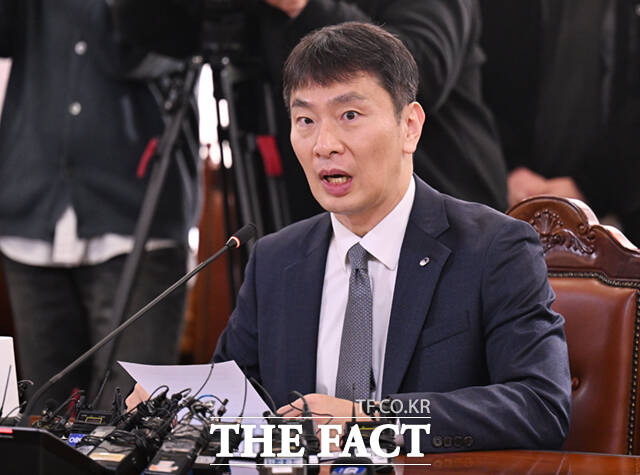 이복현 금융감독원장이 4일 오후 긴급 금융상황 점검회의를 열고 비상대응체계를 주문했다. /이새롬 기자