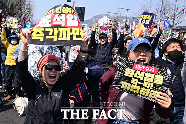 4일 오전 서울 종로구 안국역 인근 도로에서 열린 윤석열 8대0 파면을 위한 시민결의대회 참가자가 윤석열 전 대통령의 파면 선고에 환호하고 있다. /남윤호 기자
