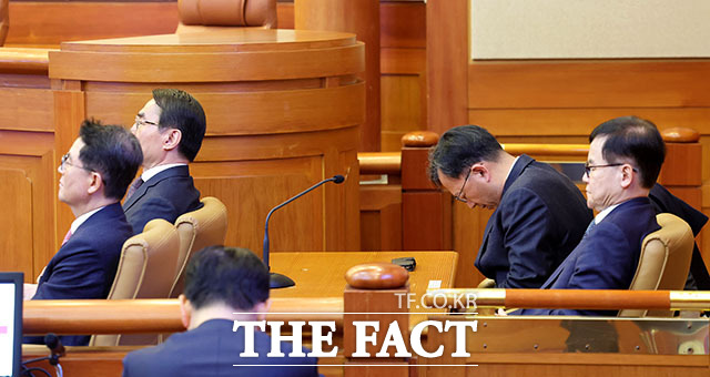 4일 오전 서울 종로구 헌법재판소 대심판정에서 윤석열 대통령 탄핵심판 결정이 선고되고 있다. 피청구인 윤 대통령 변호인단이 결정문을 듣고 있다. /사진공동취재단