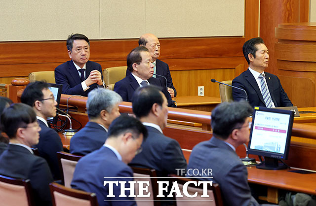 정청래 국회 법사위원장과 변호인단이 결정문을 듣고 있다.