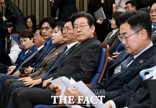생각에 잠긴 이재명 대표.