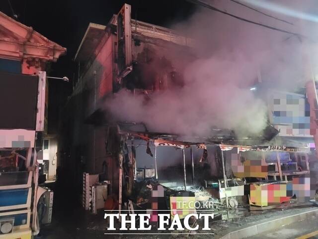 4일 새벽 경북 포항 구룡포 한 식당에서 화재가 발생했다. / 경북소방본부