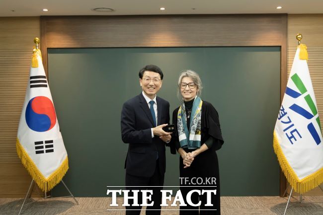 김성중 경기도 행정1부지사(왼쪽)가 요코 알렌데르 위원장과 기념 촬영을 하고 있다./경기도
