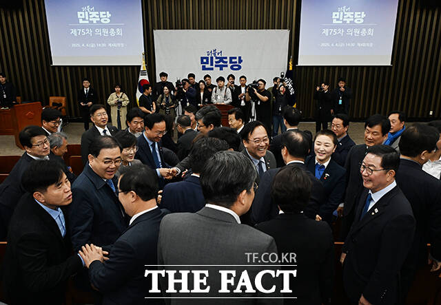 더불어민주당 의원들이 4일 오후 서울 여의도 국회에서 열린 비상의원총회에 참석해 환한 미소를 지으며 인사를 하고 있다. /국회=배정한 기자