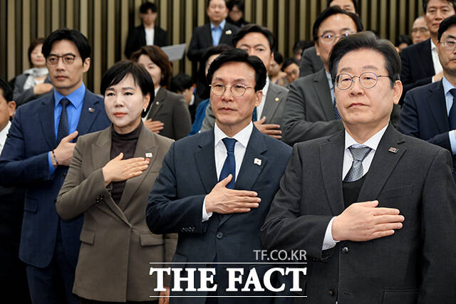 국기에 대한 경례하는 이재명 대표(오른쪽)와 최고위원들.