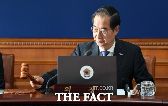 한덕수 대통령 권한대행 국무총리는 4일 노태악 중앙선거관리위원장과 통화를 갖고 선거관리 방안 등에 대해 논의했다. 유력한 대선일은 6월 3일로 관측된다. /임영무 기자