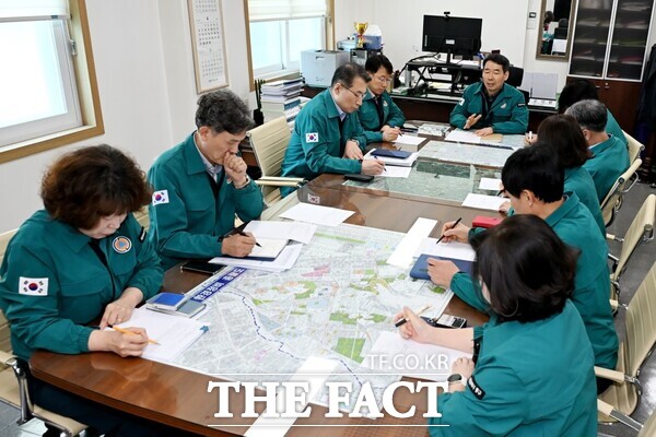 대전 동구와 중구가 4일 각 구청 회의실에서 대통령 탄핵 인용 결정에 따른 ‘긴급 간부회의’를 개최했다. 사진은 중구 문인환 부구청장 주제로 회의를 진행하고 있는 모습 /대전 중구