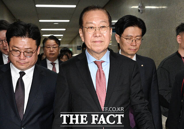 권영세 비상대책위원장이 4일 오전 서울 여의도 국회에서 열린 국민의힘 비상대책위원회 참석을 마치고 이동하고 있다. /국회=박헌우 기자