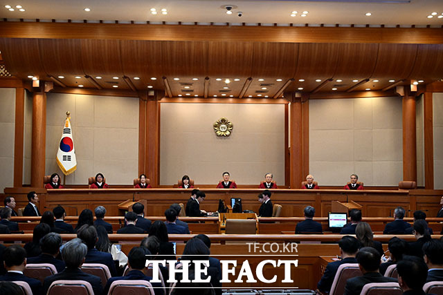 4일 서울 종로구 헌법재판소 대심판정에서 윤석열 대통령 탄핵심판 선고 기일이 진행되고 있다. /사진공동취재단