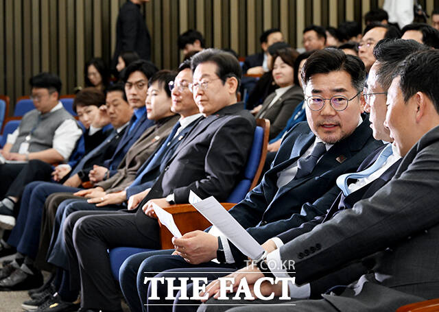 박성준 원내수석부대표와 대화하는 박찬대 원내대표.