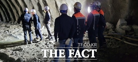 지난 2일 철도건설기술자문위원인 구조 및 지반 전문가, 도로 및 안전 분야와 도민감리단 및 경기지하안전지킴이 등 외부 위원 등으로 구성된 경기도 특별점검단이 도봉산~옥정 광역철도 공사 현장을 찾아 안전 점검을 벌이고 있다./경기도