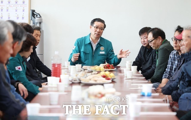 진병영 함양군수가 3일 함양읍 상백마을 경로당과 후동마을 회관을 찾아 주민들과 간담회를 갖고 있다./함양군