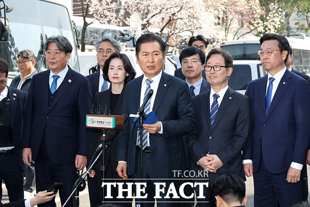 윤석열 대통령의 탄핵심판 선고기일인 4일 오전 정청래 단장 등 탄핵소추단이 서울 종로구 헌법재판소 대심판정으로 향하며 취재진에게 입장을 밝히고 있다. /사진공동취재단