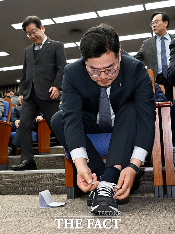 신발끈 고쳐 매는 박찬대 원내대표.