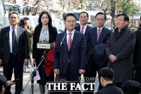  헌법재판소 들어서는 윤석열 대통령 변호인단 [TF사진관]