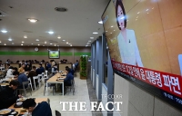  차분한 분위기속 윤석열 '파면' 속보 집중하는 정부서울청사 [TF사진관]