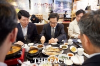  김동연, SNS 속 '저희 어무니 생선가게' 주인공 식당 찾아