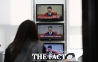  '尹 탄핵 인용' 뉴스 시청하는 국민의힘 관계자 [TF사진관]