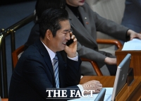  밝은 표정으로 통화하는 정청래 의원 [포토]