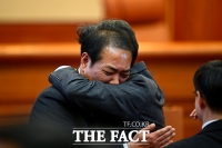  윤석열 파면 '상반된 분위기의 변호인단' [TF포착]