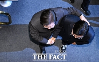  박찬대 손 맞잡고 등 두드리는 이재명 대표 [TF포착]