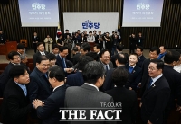  '尹 파면'...기쁨 감추지 못하는 더불어민주당 의원들 [TF사진관]