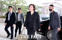  검정 정장 차림으로 헌재 출근하는 정계선 헌법재판관 [포토]